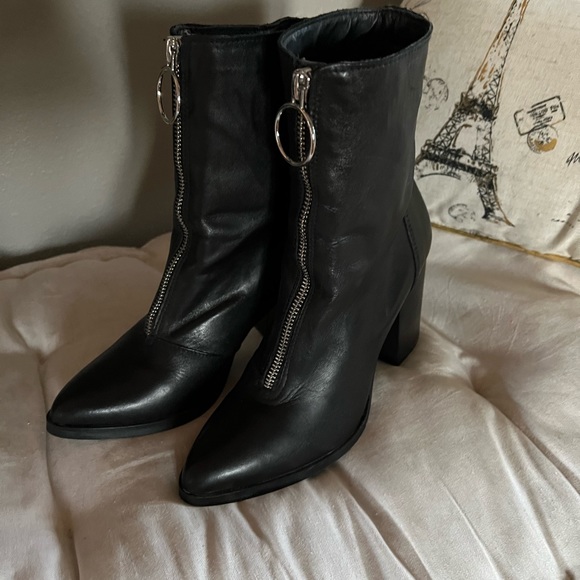 I don't remember the brand of the boots I purchased those in Europe - Picture 2 of 3